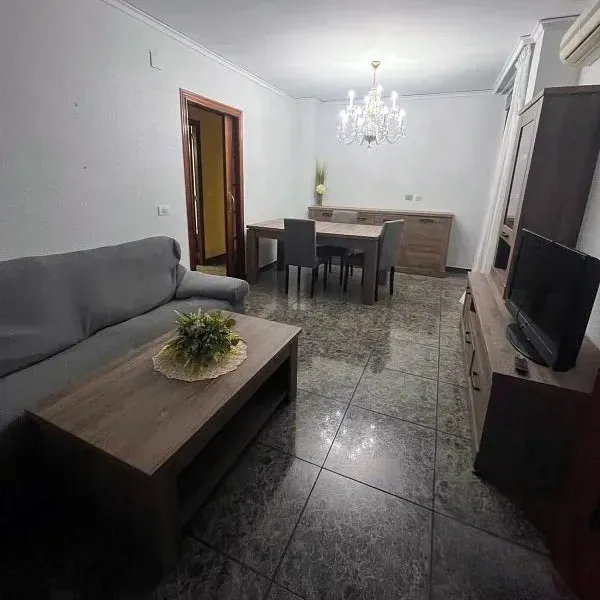 Salón comedor con lámpara de araña y suelo de terrazo