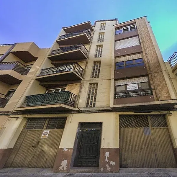 Fachada del edificio con balcones